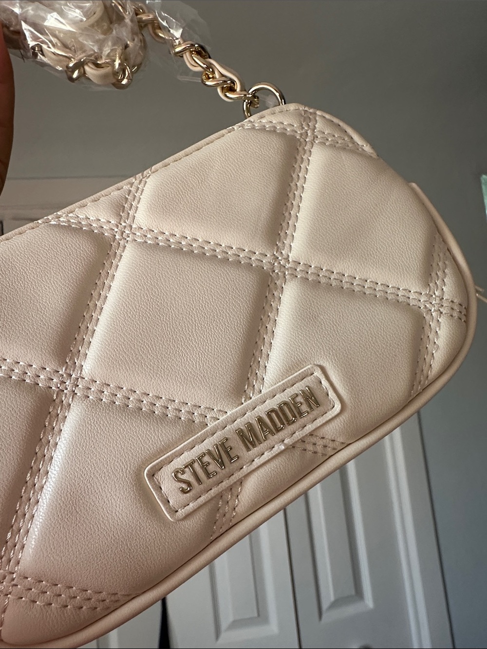 Steve Madden Ivory Quilted Crossbody with Gold Chain - Picture 4 of 12